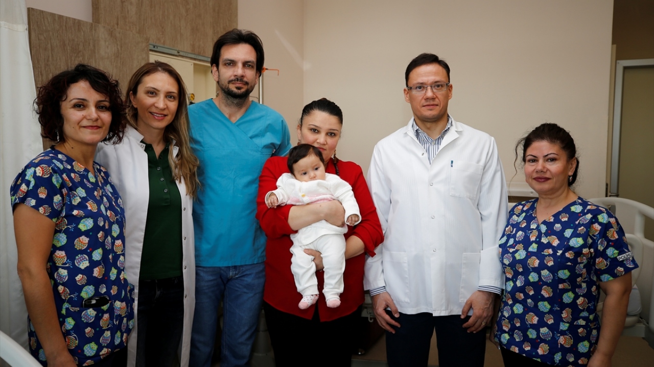 Doğumdan sonra bir süre daha tedavisi devam eden bebek ile anne, taburcu edildi.  