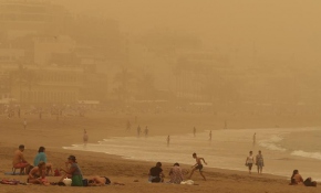 Kanarya Adaları’nda kum fırtınası gökyüzünü turuncuya bürüdü
