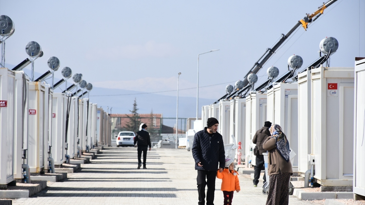 Merkezi Sivrice ilçesi olan, 24 Ocak`ta yaşanan 6,8 büyüklüğündeki depremin ardından yaraların sarılması için başlatılan çalışmalar sürüyor.
