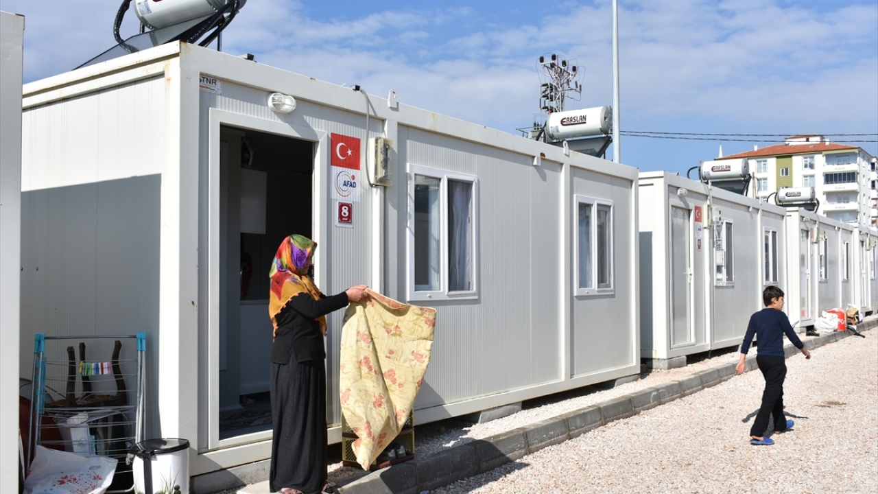 Doğukent Mahallesi`nde kurumu tamamlanan 900 konteynerden 500`üne kimi çadırda kalan kimi yakınlarının yanına sığınan depremzedeler peyderpey yerleşiyor.