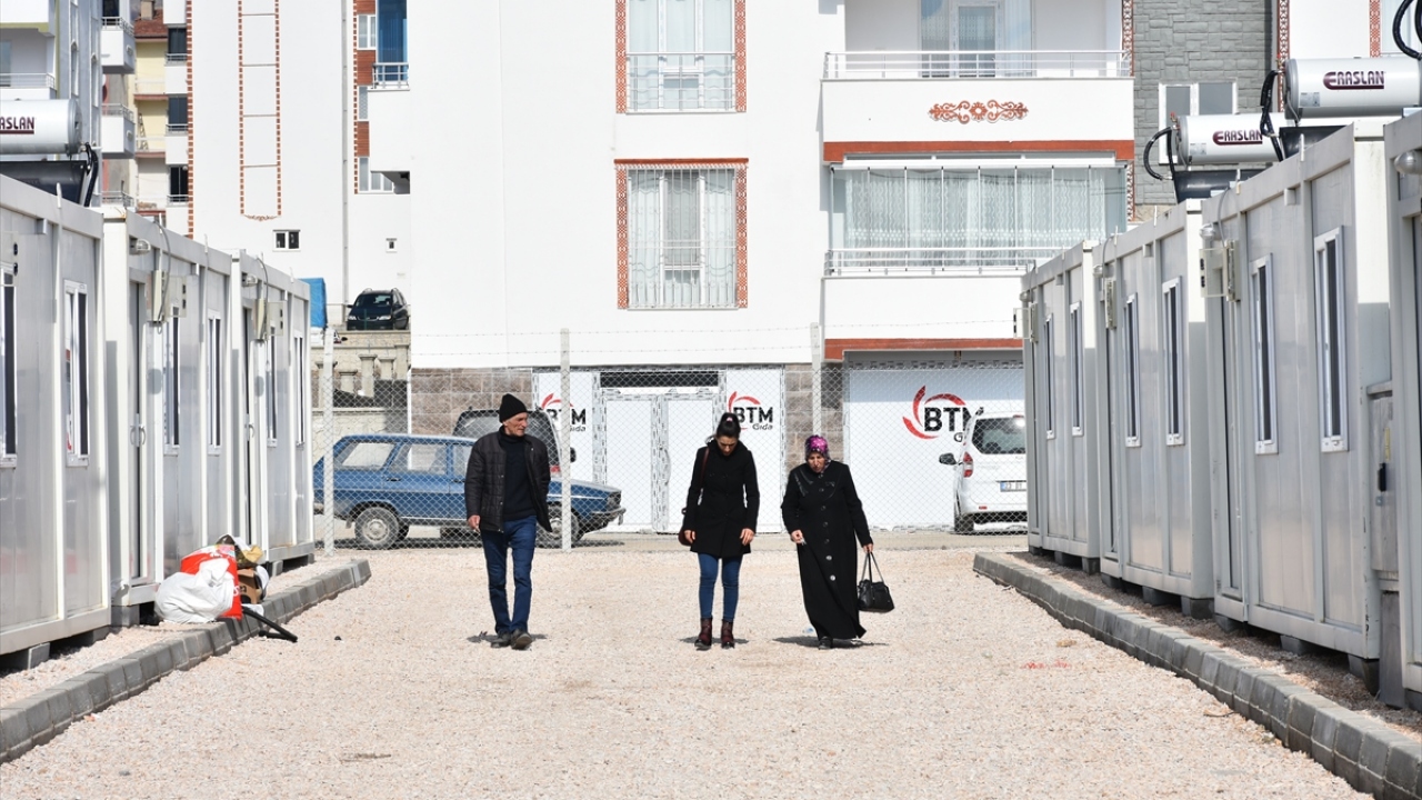 Konteynere yerleşen depremzedelerden 4 çocuk babası Cevahir Çetineli, yaptığı açıklamada, Karşıkaya Mahallesi`ndeki evinin depremde yıkıldığını söyledi.