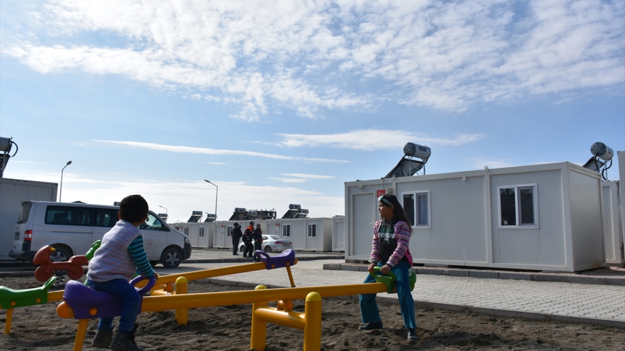 Metin Sancaklı, kayınvalidesinin yerleştirildiği konteynerin temizliği için yardıma geldiğini belirterek, depremin yaşandığı ilk günden bu yana devletin vatandaşlara şefkat elini uzattığını aktardı.