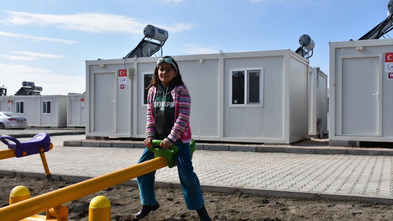 Depremzede çocuklar ise konteyner kentte onlar için kurulan parkta oyun oynuyor.