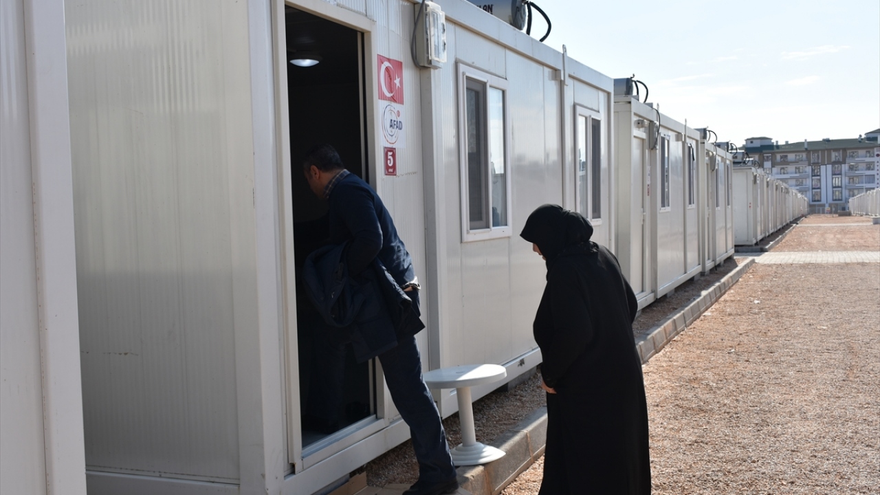 Vatandaşların ilk olarak çadır kentte daha sonra yurtlarda misafir edildiğini dile getiren Kömürlü, geçici barınma merkezi olarak konteynerlerin kurulumunun devam ettiğini bildirdi.