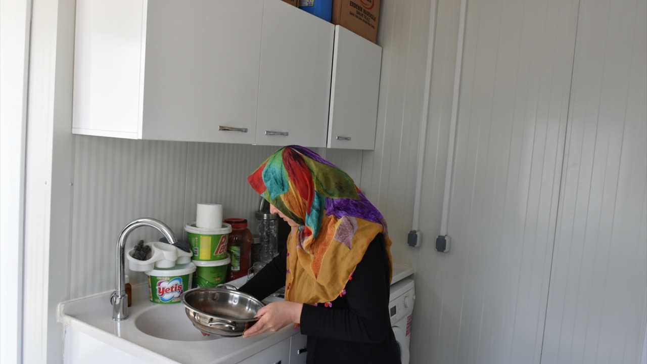 Kömürlü, Doğukent Mahallesi`ndeki konteynerlere dün itibarıyla ailelerin yerleşmeye başladığını hatırlatarak, 270 kişiden oluşan 72 ailenin konteynerlere yerleştiğini belirtti. 