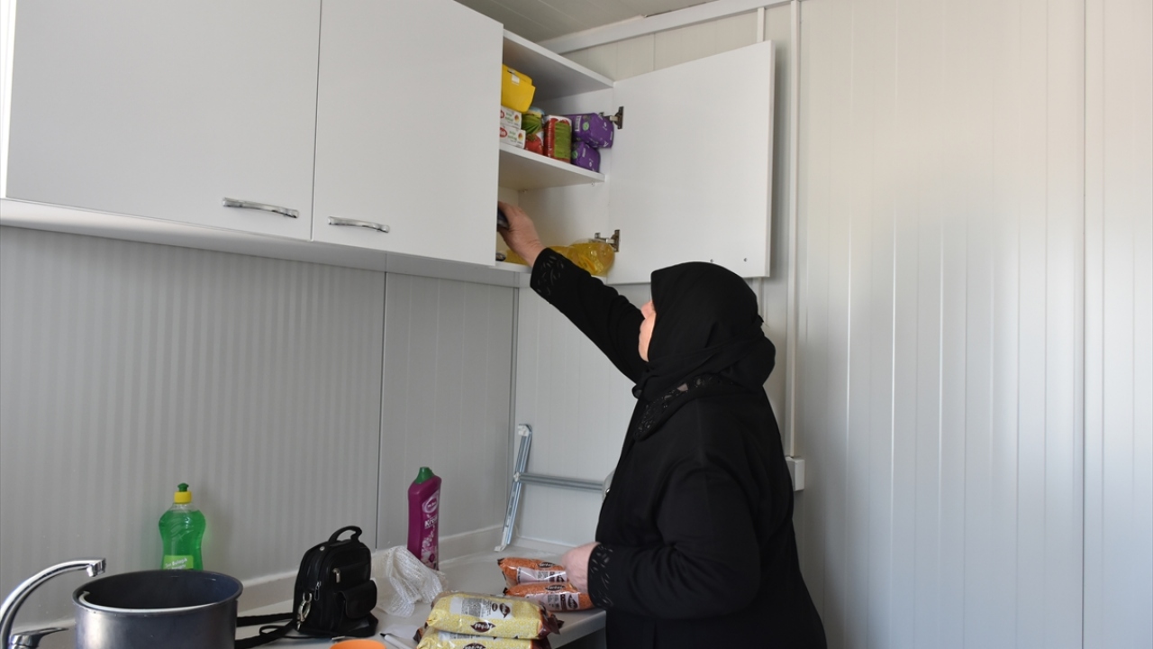 Kızıyla beraber konteyneri temizleyerek, eşyalarını yerleştireceklerini ifade eden Polat, devlet yetkililerine yardımlarından dolayı teşekkür etti.