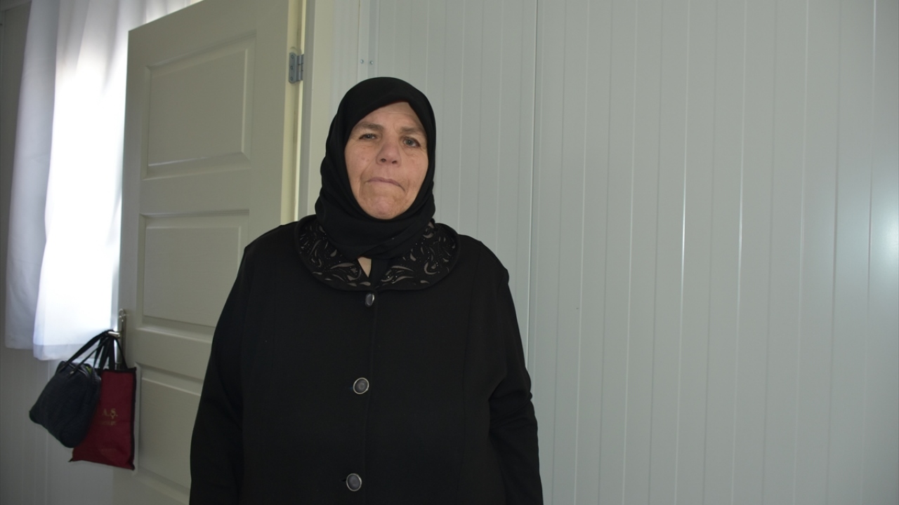 Gülfer Polat, depremde evinin yıkıldığını dile getirerek, konteyner kente yerleşmekten duydukları memnuniyeti dile getirdi.