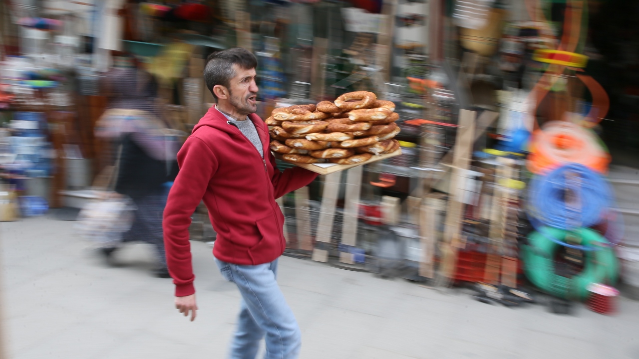Daha önce birçok yardım kampanyası düzenleyen Ayhan, Van`daki depremzedeleri de unutmadı.