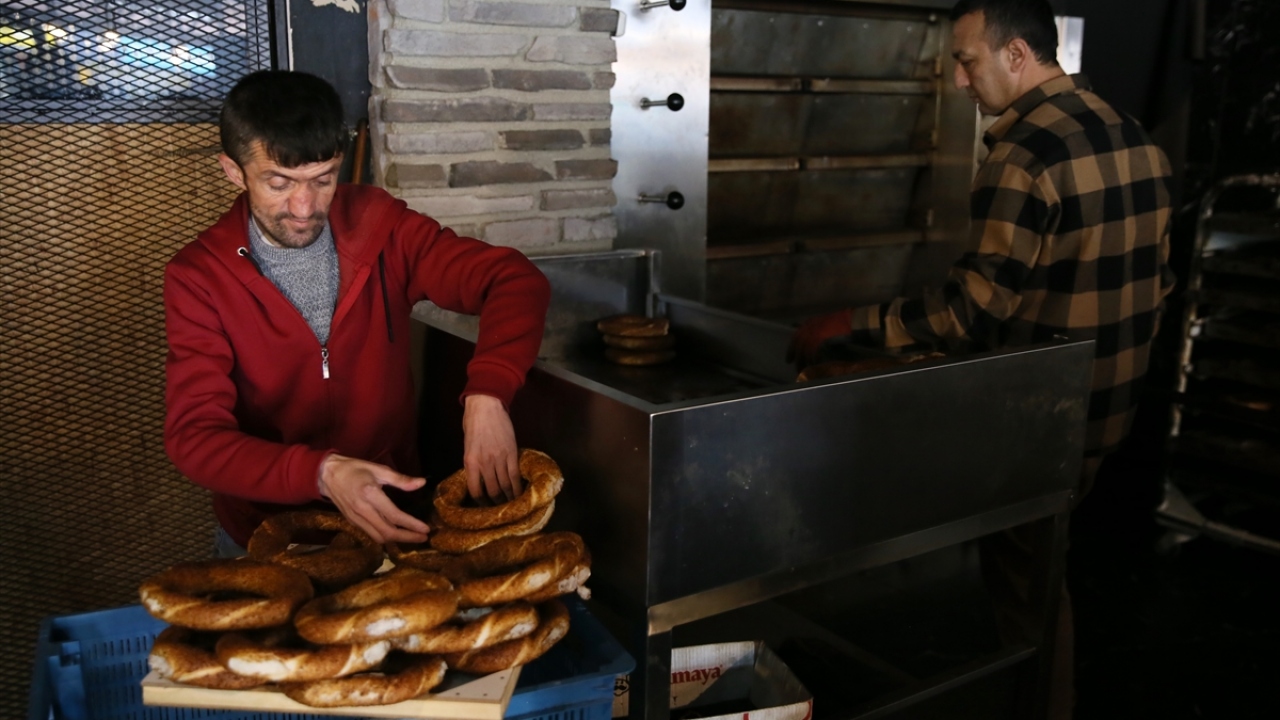 Tepsisindeki simitleri "Vanlı kardeşlerimize destek olalım" diye bağırarak satan Ayhan, bugünkü 75 liralık kazancını Türk Kızılayın banka hesabına yatırdı.