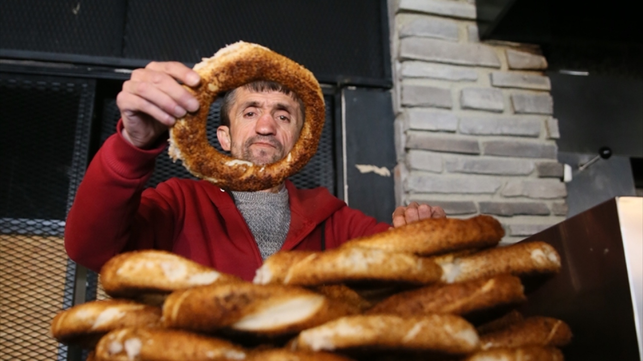 Ayhan, yaptığı açıklamada, Kocaeli sokaklarında yaklaşık 20 yıldır simit satarak geçimini sağladığını belirterek, kendisini sosyal faaliyetlere adadığını söyledi.
