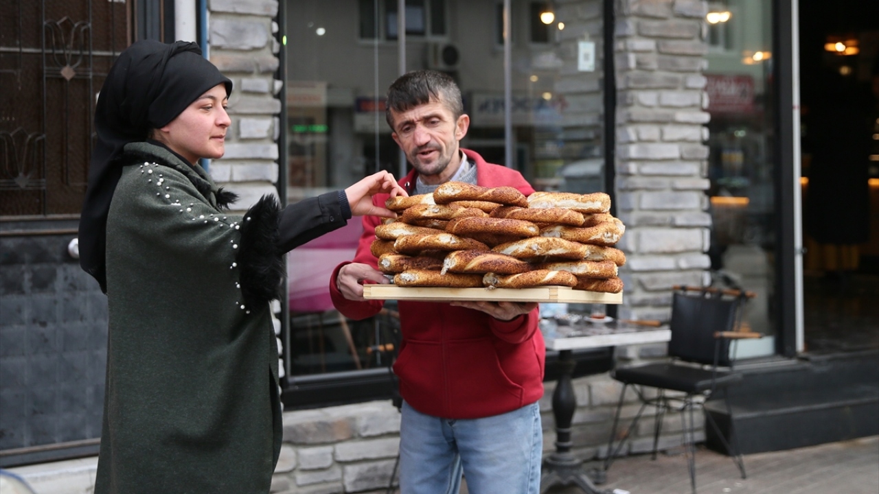 Savaş mağduru çocuklara yardım ulaştırmak için geçen ay İdlib`e gittiğini, bu sırada da Elazığ depreminin meydana geldiğini anlatan Ayhan, bunun üzerine Antakya sokaklarında simit satarak gelirini Elazığ`a yolladığını ifade etti.