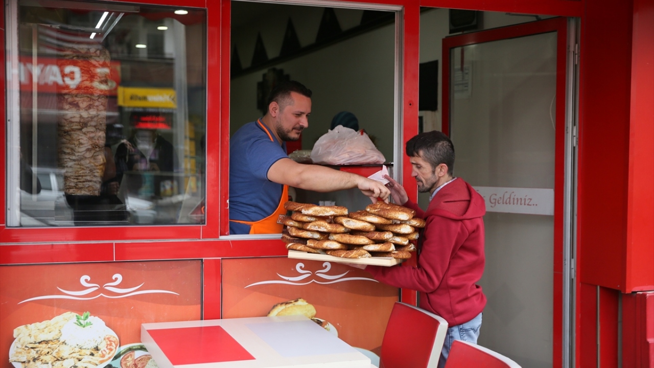 Ayhan, dün sabah da Van`daki acı haberle uyandığını dile getirerek bugün sattığı simitlerin gelirini Van`daki depremzedelere ulaştırmak için Kızılayın banka hesabına yatırdığını kaydetti.