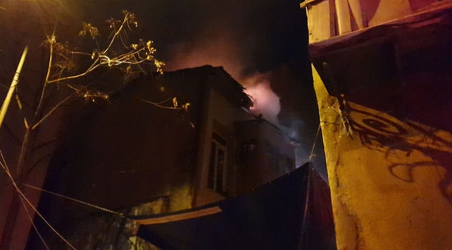 İzmir'de yangın: Bir ev kullanılamaz hale geldi