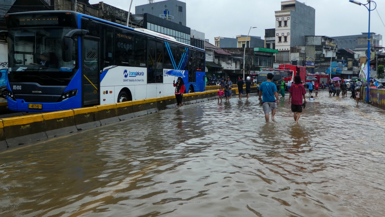 Bazı bölgelerde su seviyesi 1 metreyi aşarken, sel nedeniyle başkentte birçok yol da ulaşıma kapandı.