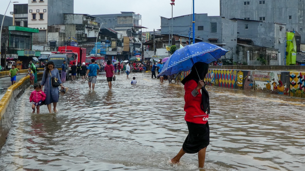 Başkent Cakarta ile Depok, Bekasi ve Tangerang kentlerinin yanı sıra Bogor ve Lebak bölgesinde yılbaşı gecesi etkili olan yağışların neden olduğu sel ve heyelanlarda 60’tan fazla kişi hayatını kaybetmişti.
