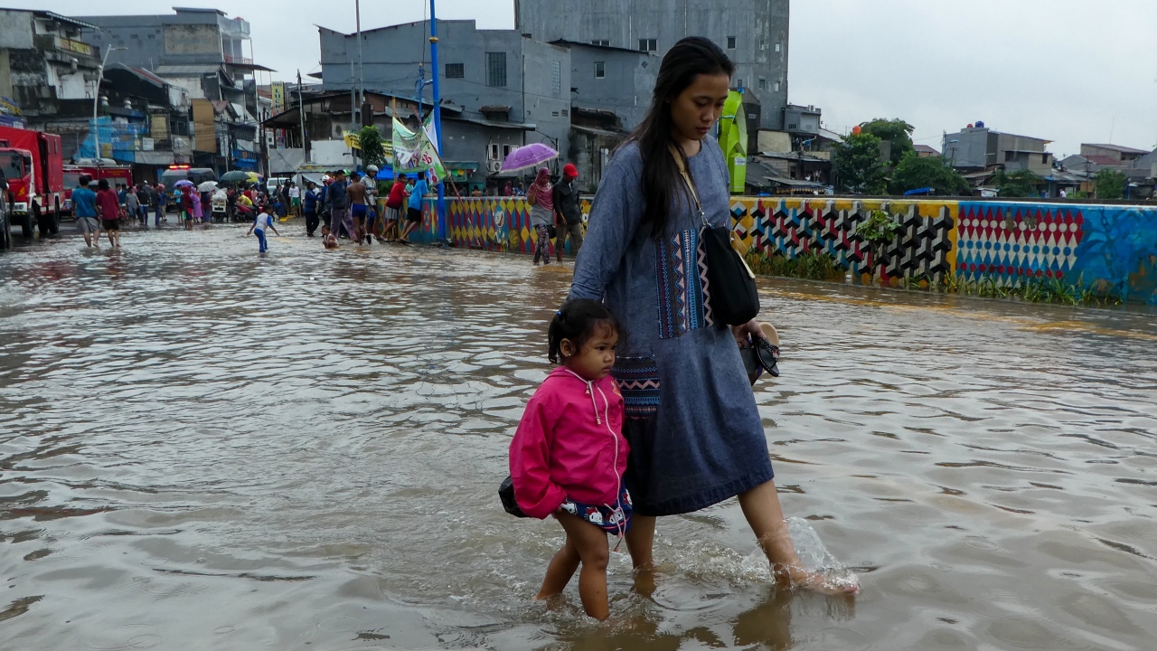 Ekvator kuşağındaki Endonezya`da, özellikle ekim ile nisan ayları arasında görülen şiddetli yağışlar nedeniyle sıklıkla su baskınları ve heyelanlar yaşanıyor.