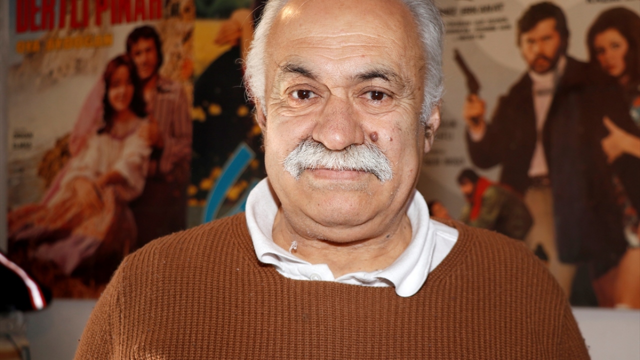 Çocukluk yıllarında televizyonun yaygın olmadığını anlatan Saraçoğlu, "Boş zamanlarımda sinemaya giderdim, radyo dinlerdim. Müziği eskiden kasetlerden dinlerdik. Sinemalarda sanatçıları görürdüm. Şarkıcılar da filmlerde oynarlardı." dedi.