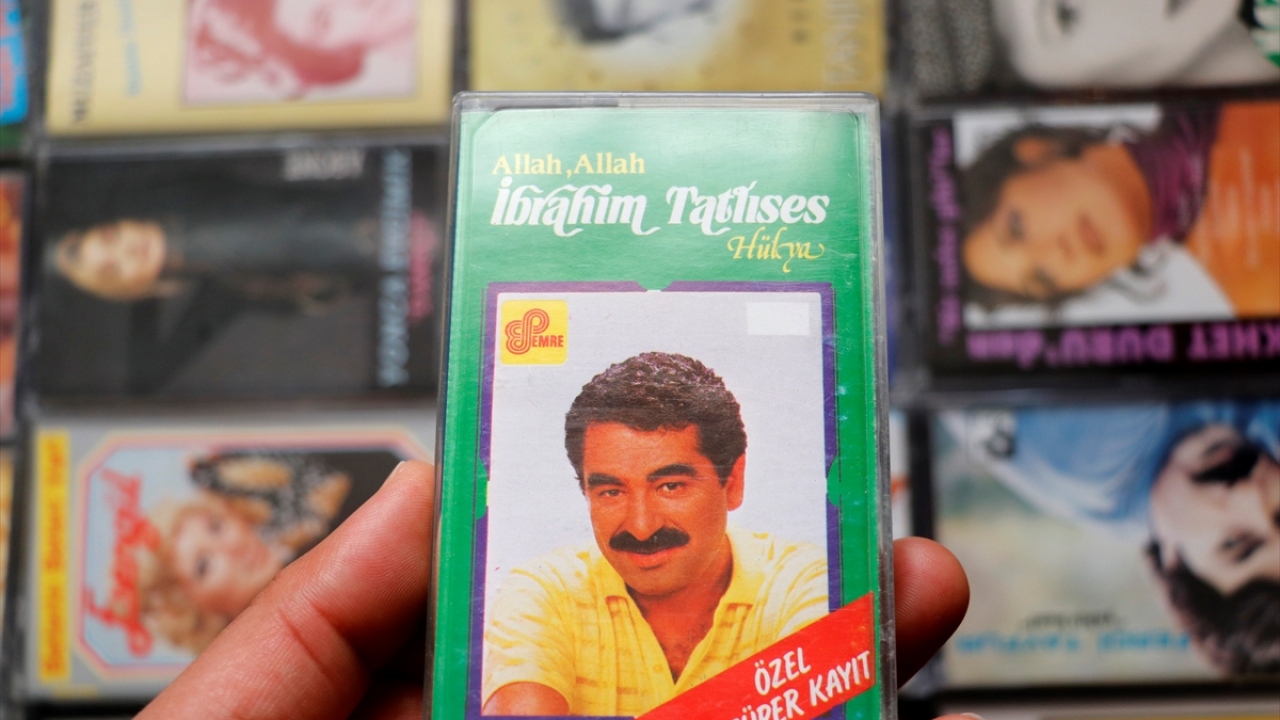 Kasetleri iyi muhafaza ettiğini anlatan Saraçoğlu, 1970`lerde aldıklarının orijinalliğini koruduğunu ve temiz olduğunu kaydetti.