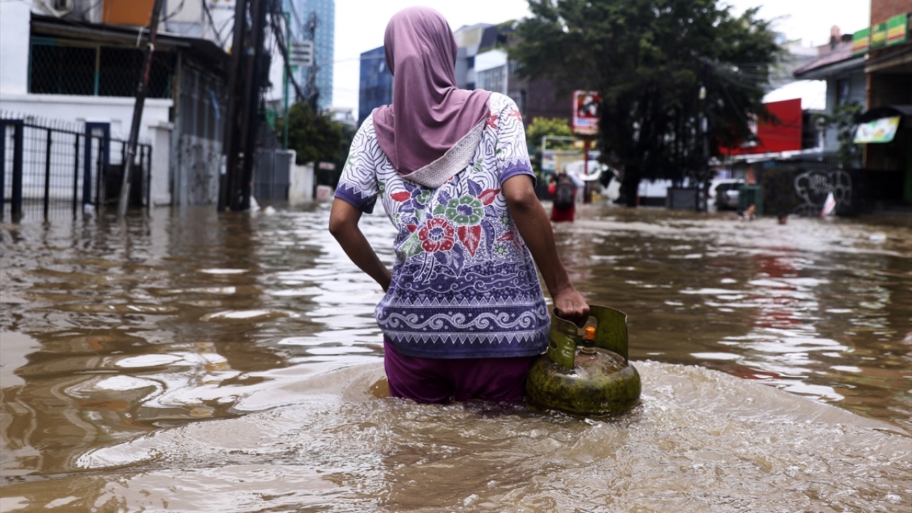 Cakarta Emniyeti, su baskınlarından dolayı tren, şehir içi ve şehirler arası yol hizmetlerindeki aksamalara karşı halka uyarıda bulundu.