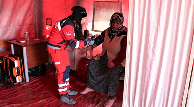 Sahra hastaneleri depremzedelerin yaralarını sarıyor