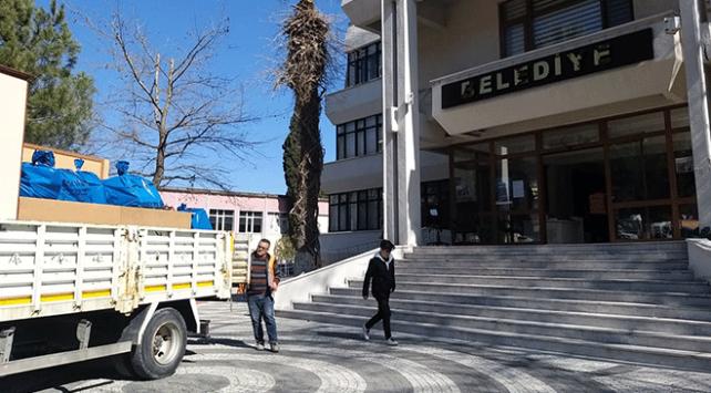 Manisa'da depremlerde hasar gören belediye binası tahliye ediliyor
