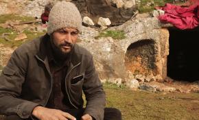 Mağaraya sığınan İdlibli aile, sırtlanlara karşı nöbet tutuyor