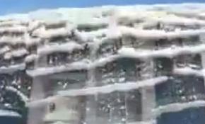 Çatıda biriken tonlarca kar kütlesi çığ gibi düştü