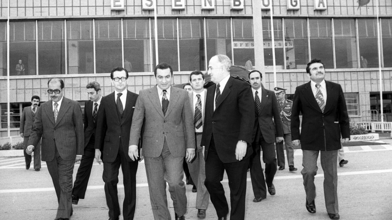 Dönemin Mısır Cumhurbaşkanı Yardımcısı Mübarek, 23 Ekim 1978`de Ankara`ya gelişinde Dışişleri Bakanı Gündüz Okçun tarafından Esenboğa Havaalanı`nda karşılandı. (Arşiv)