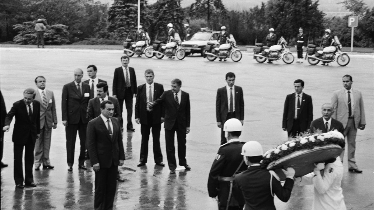 15 Mayıs 1985`te dönemin Mısır Devlet Başkanı Hüsnü Mübarek, Anıtkabir`i ziyaret etti. (Arşiv)