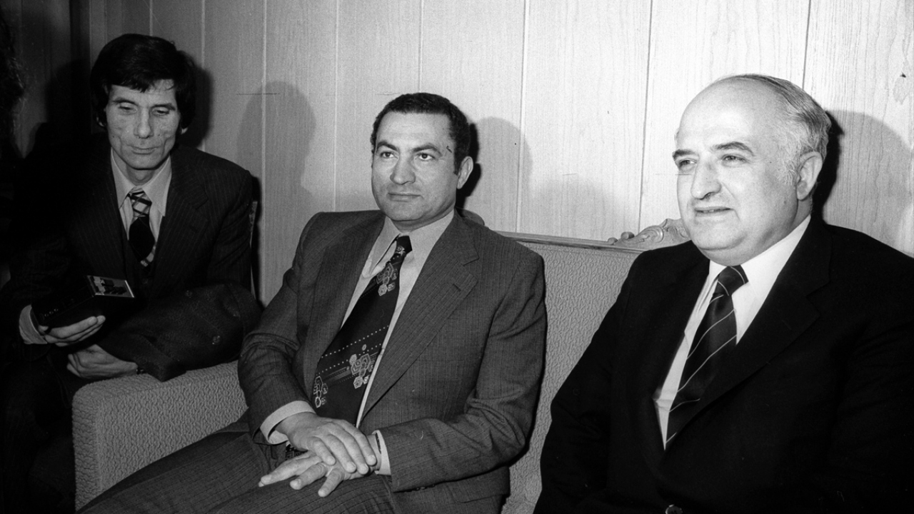 Dönemin Mısır Cumhurbaşkanı Yardımcısı Mübarek, 23 Ekim 1978`de Ankara`ya gelişinde Esenboğa Havaalanı`nda Dışişleri Bakanı Gündüz Okçun tarafından karşılandı. (Arşiv)