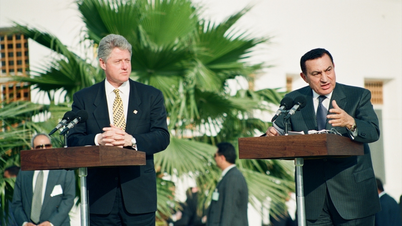 Dönemin Mısır Devlet Başkanı Hüsnü Mübarek (sağda), ABD Başkanı Bill Clinton ile birlikte 13 Mart 1996`da Terörle Mücadele Zirvesi ile ilgili ortak basın toplantısı düzenledi. (Arşiv)