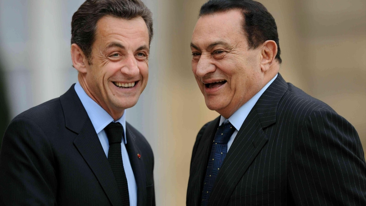 22 Nisan 2008`de Fransa Cumhurbaşkanı Nicolas Sarkozy (solda), dönemin Mısır Devlet Başkanı Hüsnü Mübarek (sağda) ile Elysees Sarayı`nda görüştü. (Arşiv)