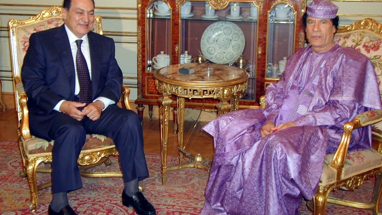 23 Temmuz 2002`de Mübarek (solda), Mısır Devriminin 50. yıldönümü kutlamalarına katılmak üzere gelen Libya Lideri Muammer Kaddafi (sağda) ile Kahire`de görüştü. (Arşiv)