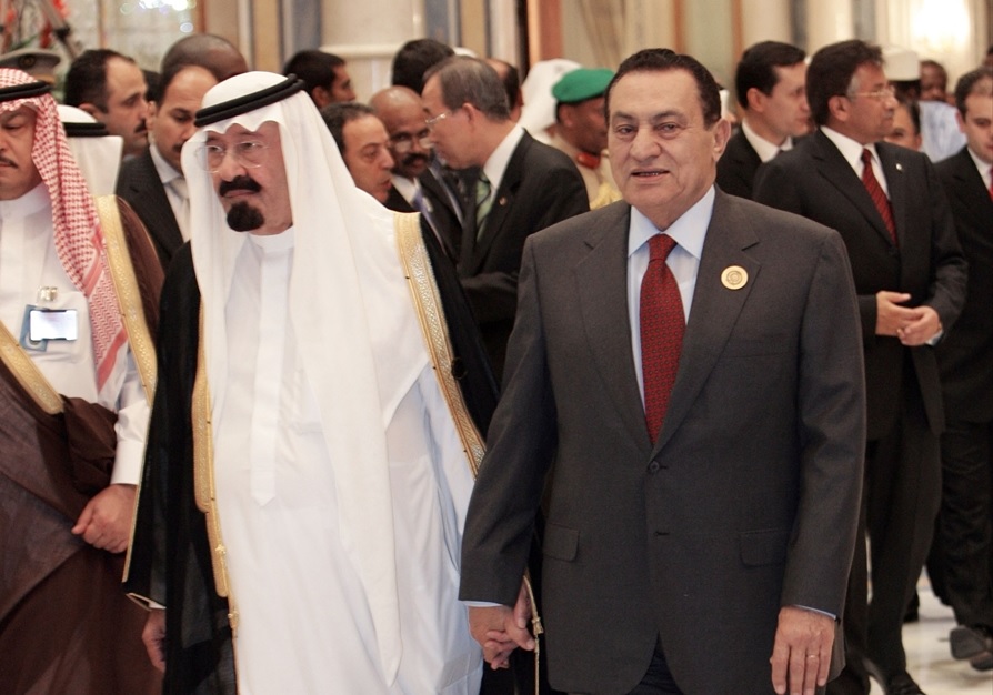 29 Mart 2007`de Suudi Arabistan Kralı Abdullah Bin Abdülaziz (solda), Arap Birliği Zirvesi`ne, dönemin Mısır Devlet Başkanı Mübarek (sağda) ile katıldı. (Arşiv)