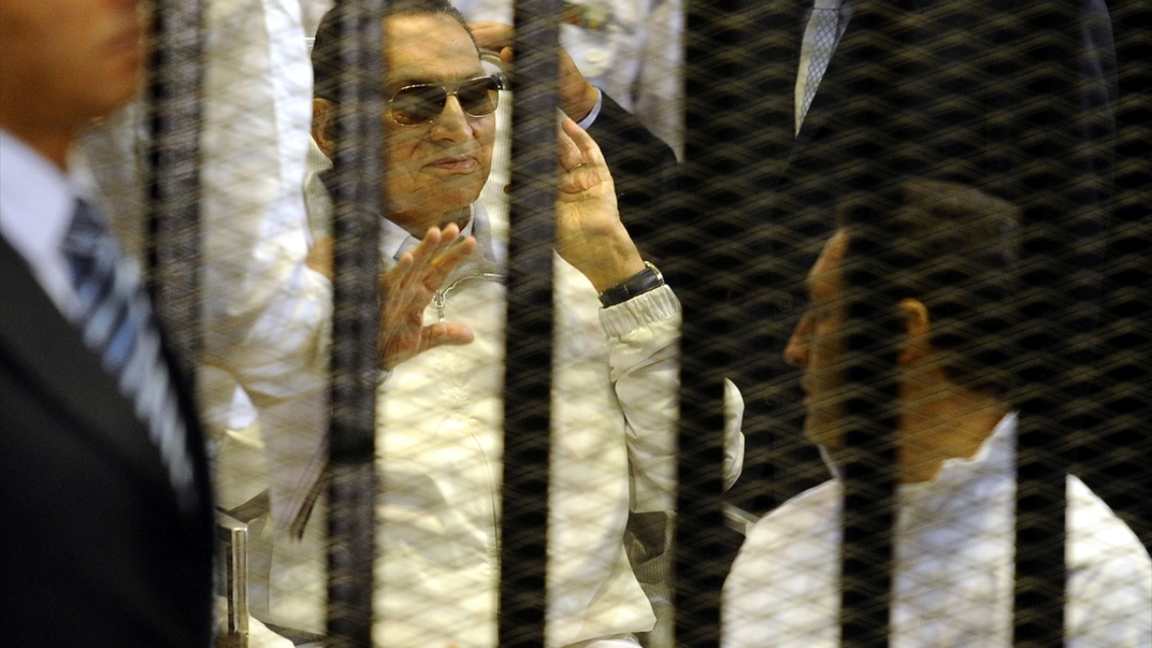 13 Nisan 2013`te devrim sırasında göstericilerin öldürülmesi emrini vermekle suçlandığı davada yargılanan Mısır`ın eski Cumhurbaşkanı Mübarek, duruşma sırasında gazetecilere el salladı. (Arşiv)
