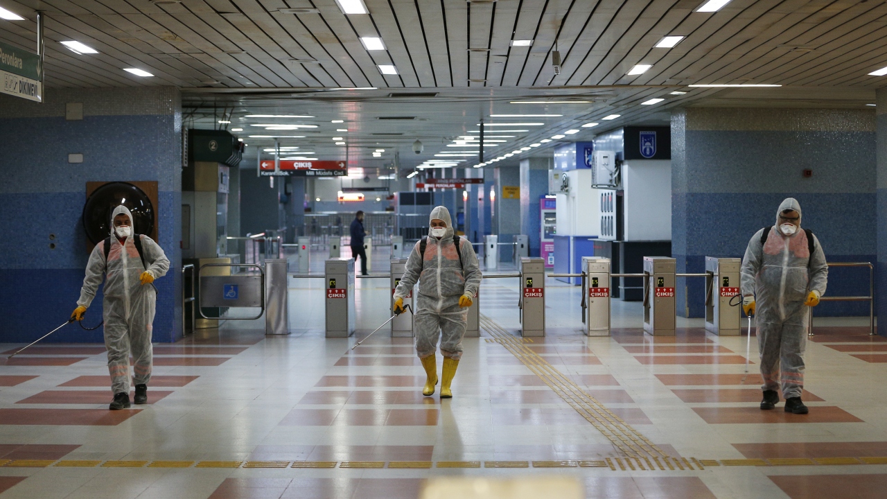 Metro ve Ankaray`ın merkez istasyonu Kızılay`da gece yarısı çalışmalara başlayan Çevre Koruma ve Kontrol Dairesi Başkanlığına bağlı ekipler, istasyon giriş ve çıkışları ile iç ve dış mekanlarda detaylı temizlik yaptı. 