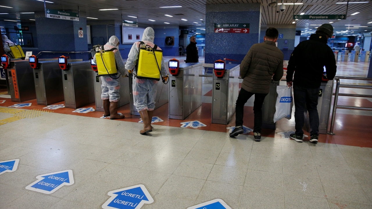 Ankaralıların güvenli ve hijyenik bir ortamda seyahat etmelerini sağlamak amacıyla hummalı bir temizlik çalışması yürüten ekipler, daha sonra viral enfeksiyon ve virüslere karşı dezenfekte işlemi gerçekleştirdi. 