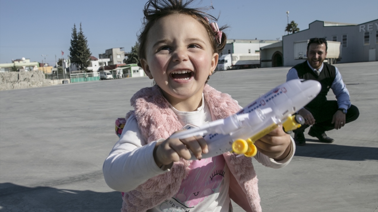 İdlib`deki bombardımanlardan korkmaması için babasının "savaş oyunu" oynattığı küçük Selva da kendisine alınan oyuncak uçakla oynadı, yiyeceklerden tattı.