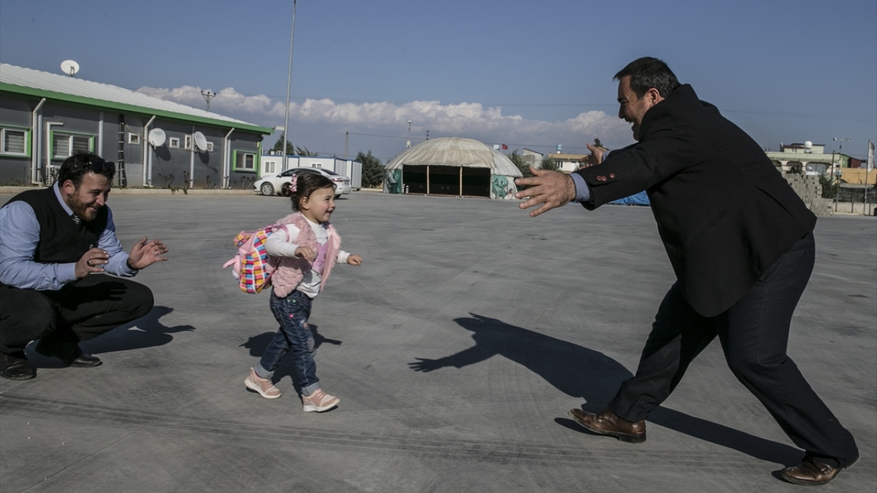 Bir süre buradaki akrabalarının yanında yaşayacak aile, ülkelerinden uzakta ancak barış ve huzur ortamında yeni bir hayata başlayacak olmanın buruk mutluluğunu yaşıyor.