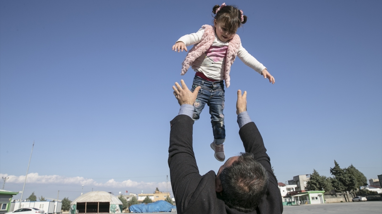 Aile, Reyhanlı ilçesinde kendilerini karşılayan uzun zamandır görmedikleri akrabalarıyla hasret giderdi.