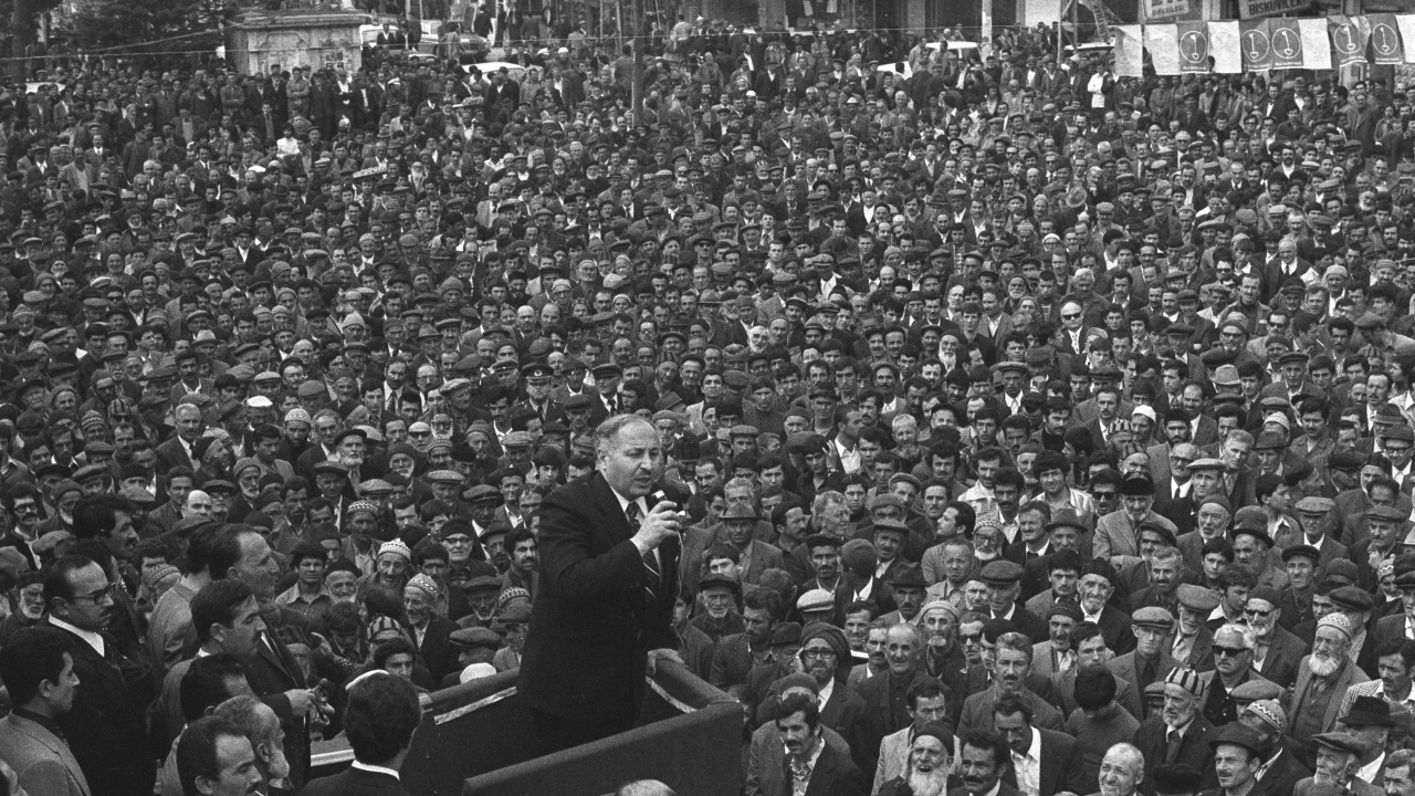 Dönemin Devlet Bakanı ve Başbakan Yardımcısı Necmettin Erbakan, 9 Nisan 1976`da Bolu`da halka hitap etti. (Arşiv)