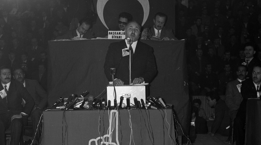 Milli Nizam Partisi`nin (MNP), 8 Şubat 1970`de düzenlenen 1. Kongresinde Genel Başkan Necmettin Erbakan bir konuşma yaptı. (Arşiv)