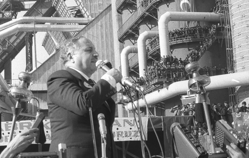 Dönemin Başbakan Yardımcısı Necmettin Erbakan, 21 Ocak 1977`de, İskenderun Demir Çelik Tesisleri Ek Ünitesinin açılışında konuşma yaptı. (Arşiv)