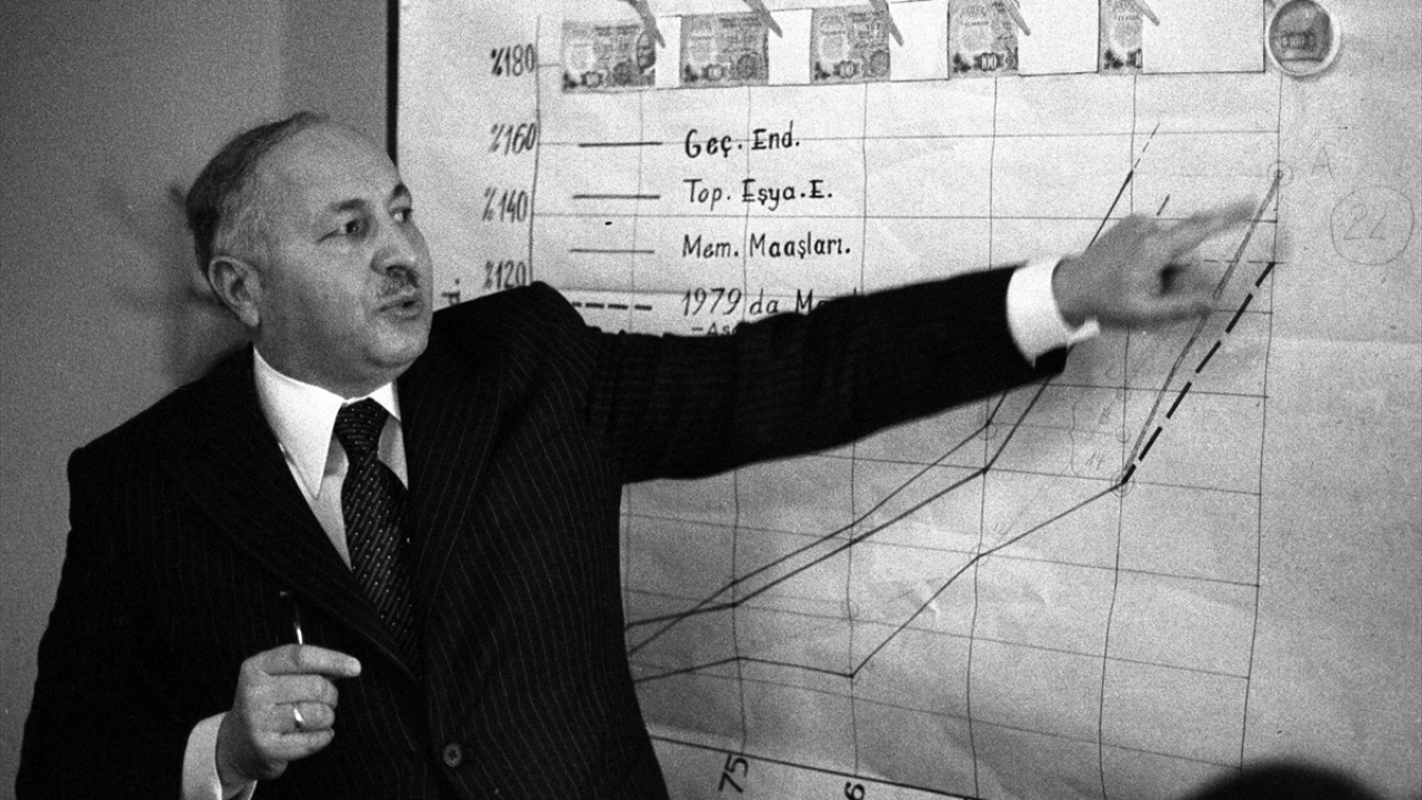 Dönemin Milli Selamet Partisi (MSP) Genel Başkanı Erbakan, 19 Ocak 1979`da basın toplantısı yaptı. (Arşiv)