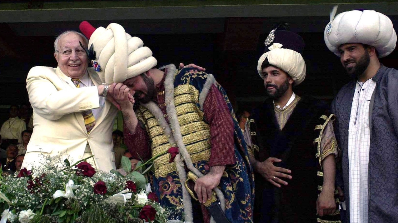 Dönemin Saadet Partisi (SP) Genel Başkanı Necmettin Erbakan, 1 Haziran 2003`de Milli Gençlik Vakfı Tarafından düzenlenen "Fetih ve Gençlik Şöleni"ne katıldı. (Arşiv)