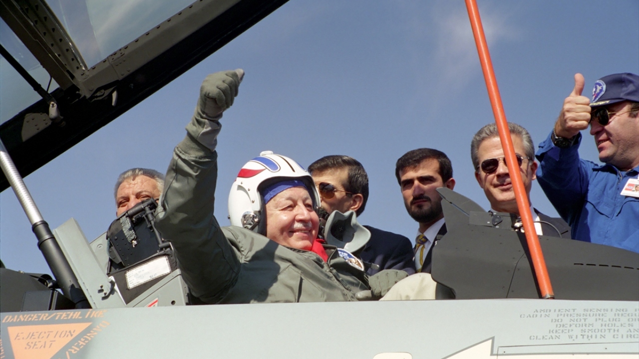 Dönemin Başbakanı Necmettin Erbakan, 27 Eylül 1996`da Türk Havacılık ve Uzay Sanayi (TAI) tesislerini ziyaret etti. (Arşiv)