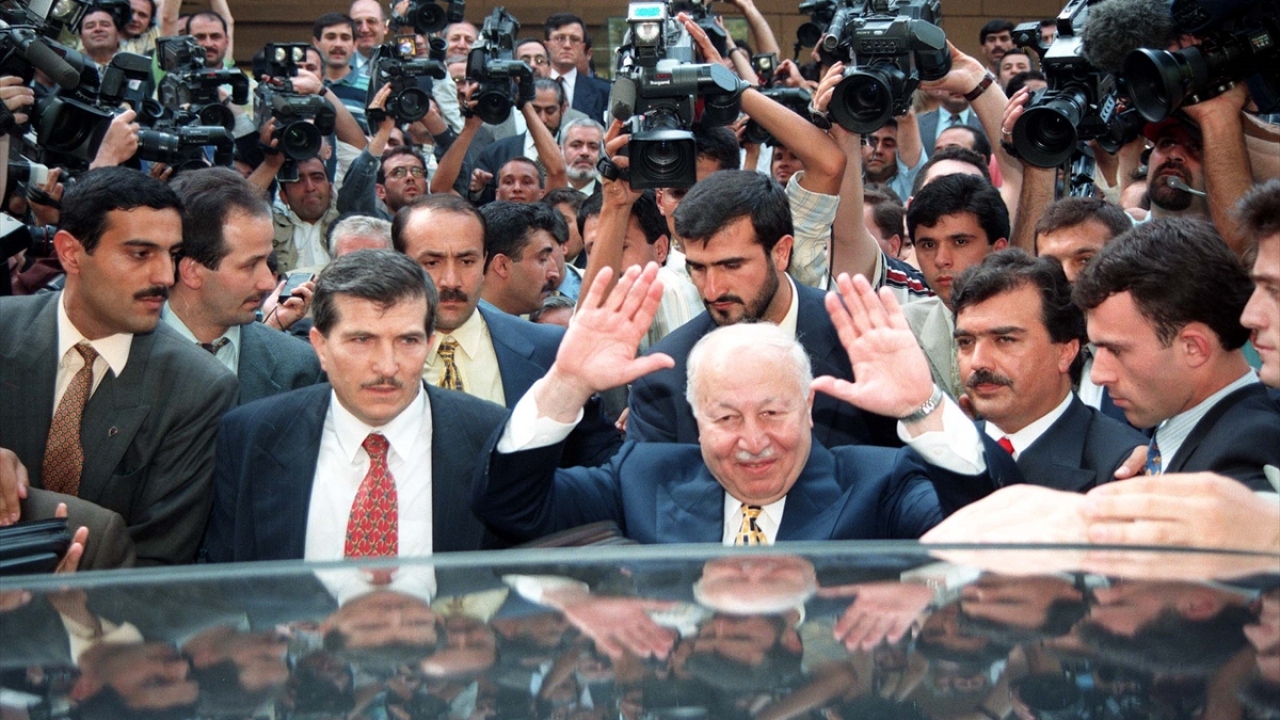 Dönemin Başbakanı Necmettin Erbakan, 30 Haziran 1997`de, görevi devrettikten sonra Başbakanlık Merkez Bina`dan ayrılırken basın mensuplarını selamladı. (Arşiv)