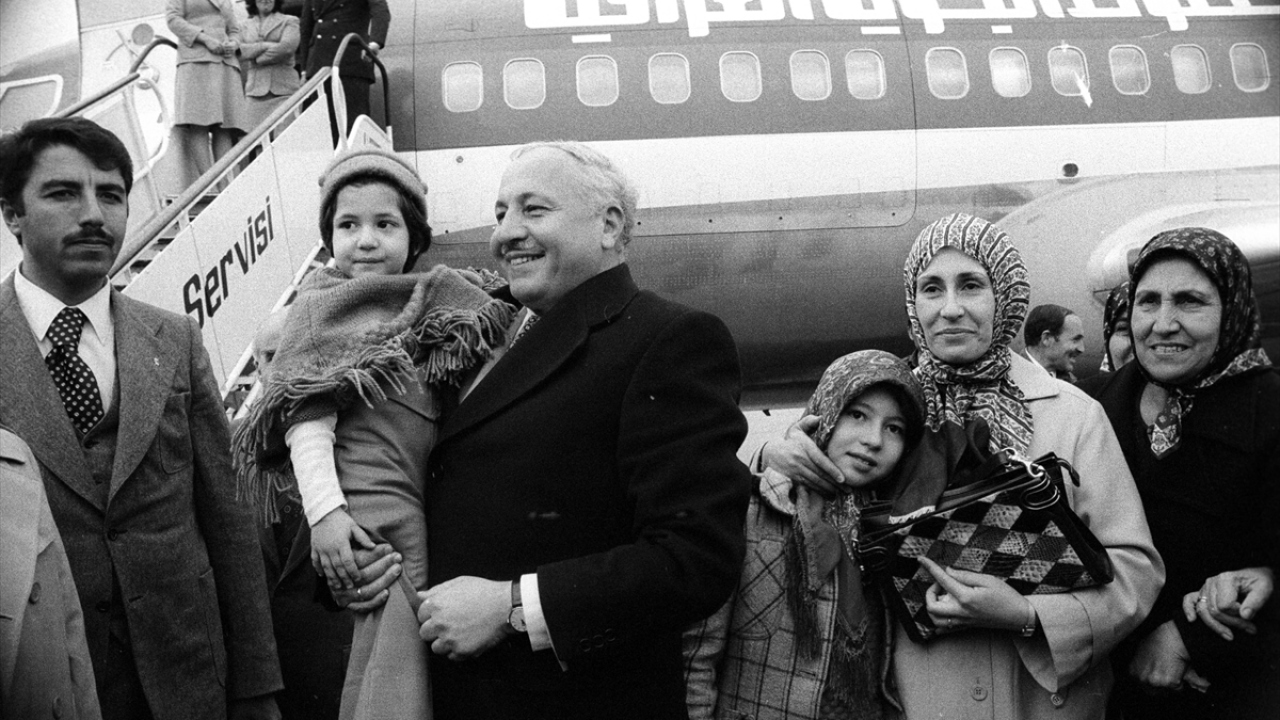 28 Kasım 1977`de Başbakan Yardımcısı ve Milli Selamet Partisi (MSP) Genel Başkanı Erbakan (sağ 4), eşi Nermin Erbakan (sağ 2) ile hac vazifesini yerine getirdikten sonra yurda döndü. Erbakan çiftini havaalanında çocukları ve yakınları karşıladı. (Arşiv)