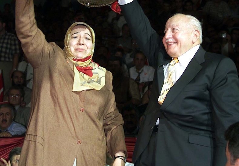 Kapatılan Refah Partisi`nin (RP) Genel Başkanı Erbakan, 8 Eylül 2002`de Ankara`da düzenlenen Milli Görüş Şurasına katıldı. Erbakan`a şuraya katılan kadınlar tarafından çiçek verildi. (Arşiv)