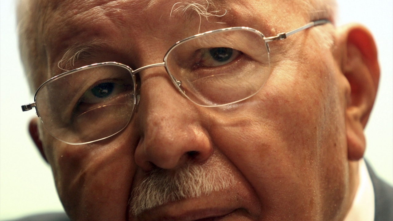 Saadet Partisi Genel Başkanı Necmettin Erbakan, 22 Ekim 2010`da basın toplantısı düzenledi. (Arşiv)